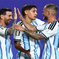 Con un show de Messi, Argentina jugó como campeón y venció 3-0 a Argelia en su debut en el Mundial