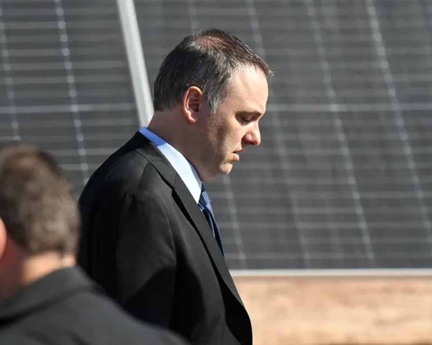Con un pie afuera, Manuel Adorni busca el salvavidas de los senadores aliados