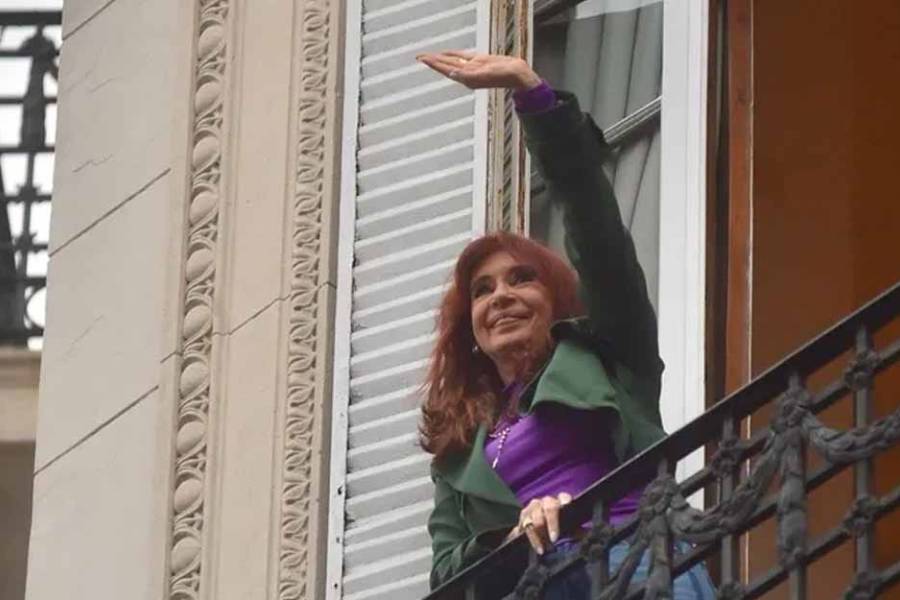 Desde su domiciliaria, Cristina Fernández de Kirchner obliga a Kicillof a hacer un frente sin peronistas
