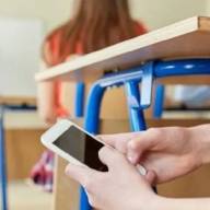 Debate abierto por los celulares en las escuelas: 11 jurisdicciones argentinas avanzan con regulaciones