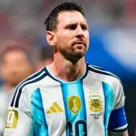 Llegó Lionel Messi a Rosario y los hinchas lo esperaron afuera del aeropuerto
