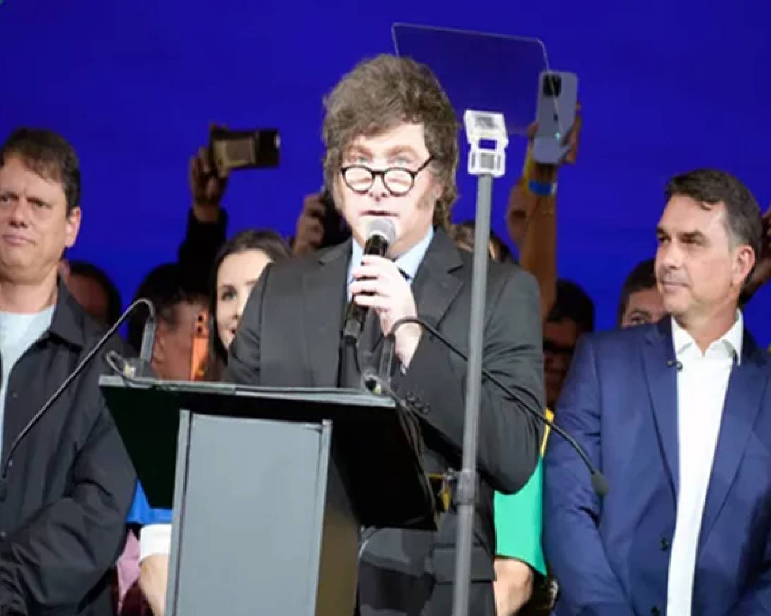 Javier Milei pidió el voto para Flávio Bolsonaro y fustigó a 