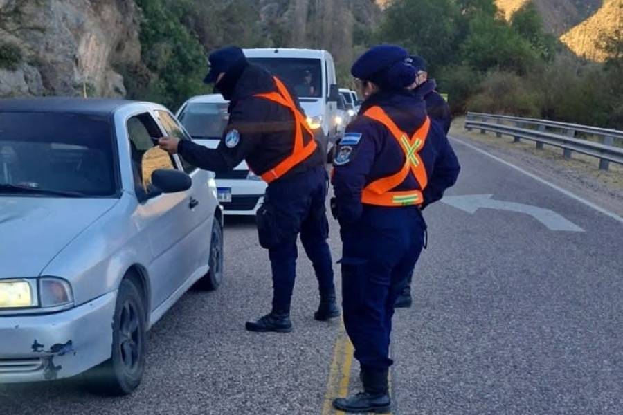 La Policía interceptó una camioneta en la Ruta 40 con menores que volvían a 
