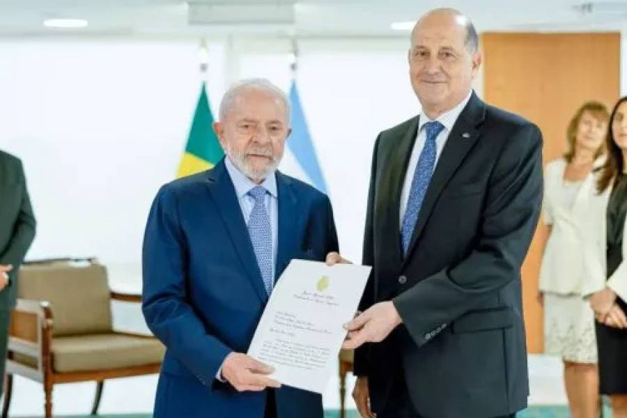 El embajador argentino regresa al país en medio de la crisis diplomática con Brasil