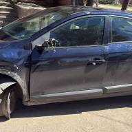 Detienen a un conductor ebrio tras chocar contra dos autos estacionados