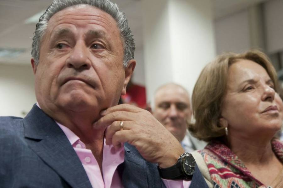 Piden la indagatoria del matrimonio Duhalde, Verbitsky y otras 30 personas por el “vacunatorio VIP”