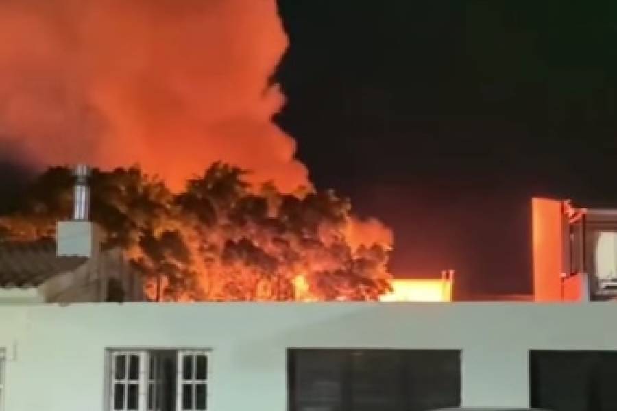 Importante incendio arrasó con una carpintería y provocó pérdidas totales