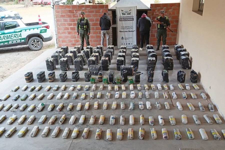 Quisieron eludir el control caminero y los atraparon con 550 kg de hojas de coca