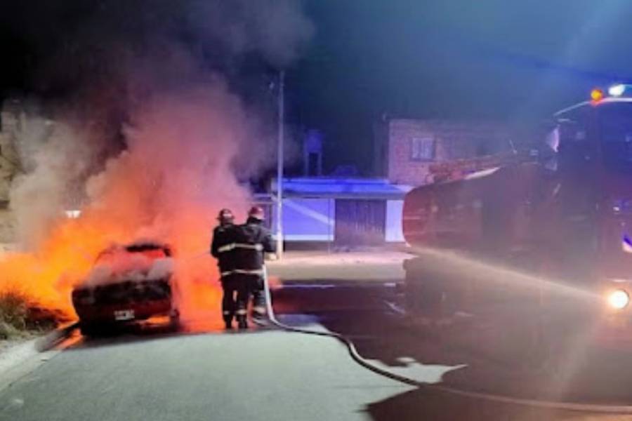 Pavoroso incendio consumió un automóvil en el sur de la Capital