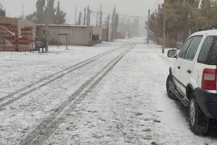 En la Capital la mínima rozó los 7°C y rige alerta por nevadas en el interior provincial