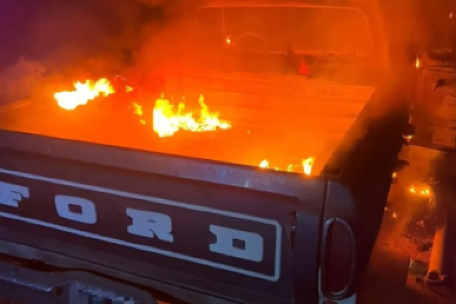 Investigan el origen del fuego que destruyó una Ford F-100