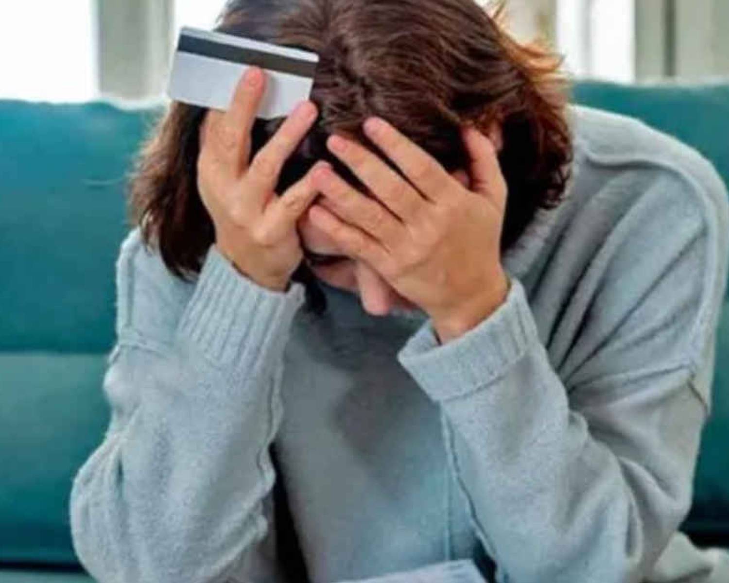 Mientras Milei y Caputo se desentienden, el drama de las familias endeudadas recorre los medios del mundo