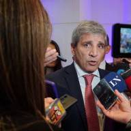 Luis Caputo afirmó que en dos años aún habrá gente que no llegue a fin de mes: “No puedo hacer magia”