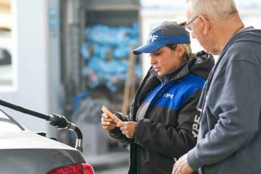 La recaudación por combustibles es la que más creció en la gestión Milei, pero los recursos no van a rutas