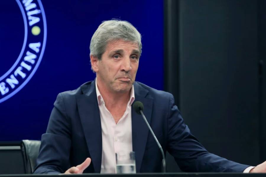 La semana de Luis “Toto” Caputo, cruzada por reclamos propios y ajenos