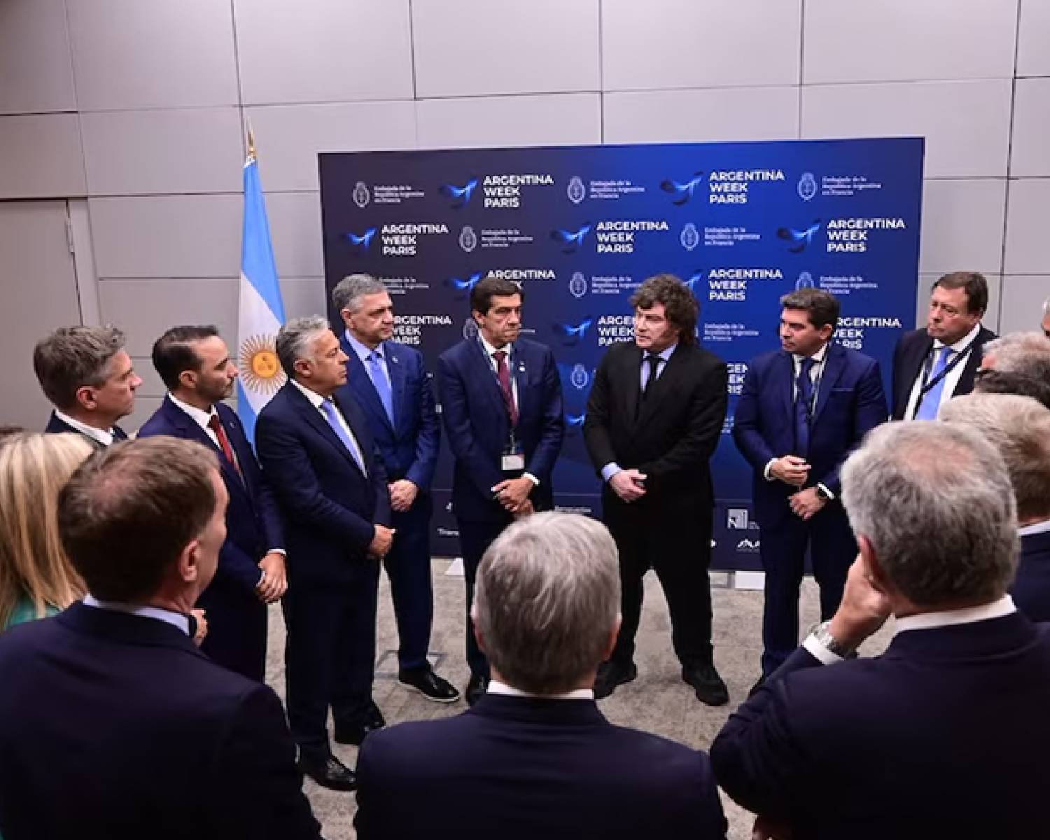 Uno por uno, quiénes aparecen en la foto con Javier Milei en la Argentina Week de París