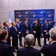Uno por uno, quiénes aparecen en la foto con Javier Milei en la Argentina Week de París