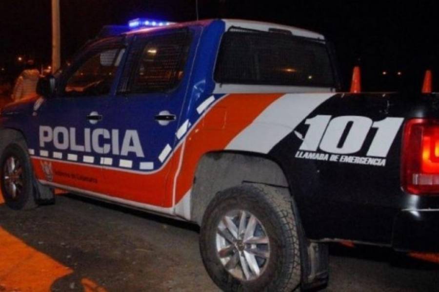 Escapaban de un control policial y se estrellaron contra un poste de alumbrado