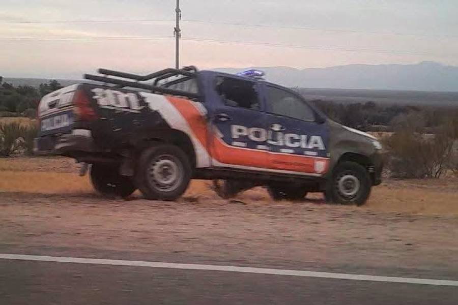 Se salvaron de milagro: Policías sufrieron un siniestro vial por animales sueltos en la ruta
