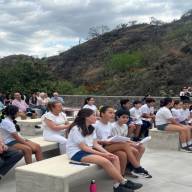 Los niños se unieron en la oración por la paz del mundo
