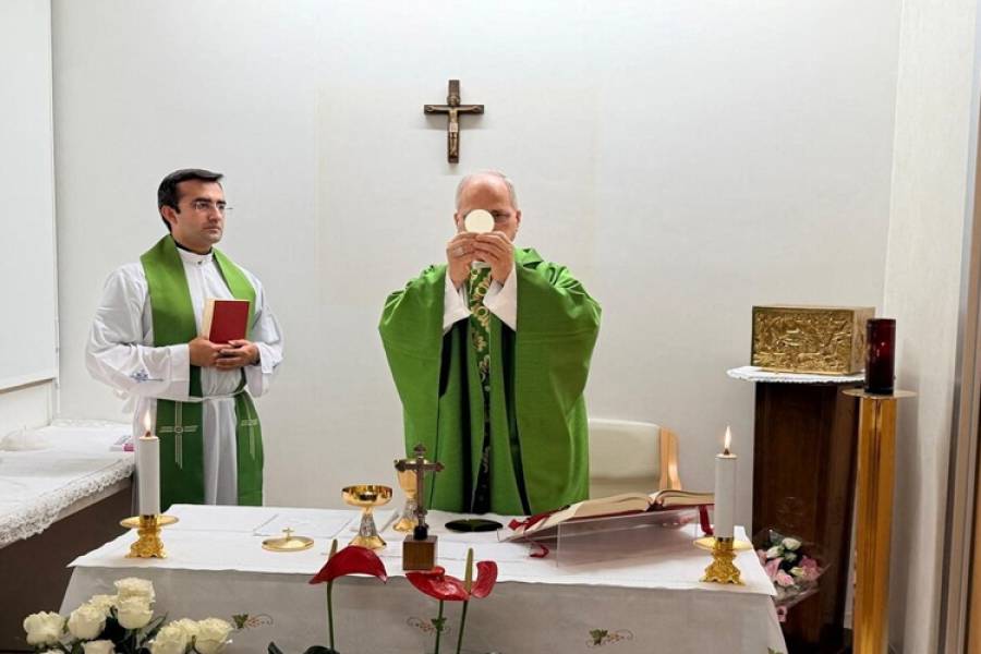 El Vaticano publicó la primera foto tras la cirugía al papa León XIV y le realizaron estudios: hay una “mejora constante”