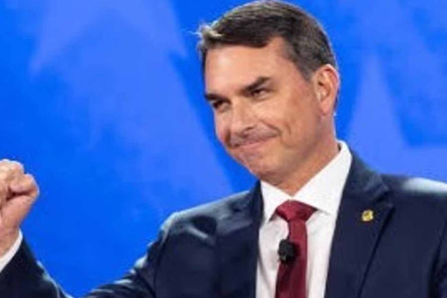 Flávio Bolsonaro pasó por la Argentina en un vuelo privado rumbo a Estados Unidos