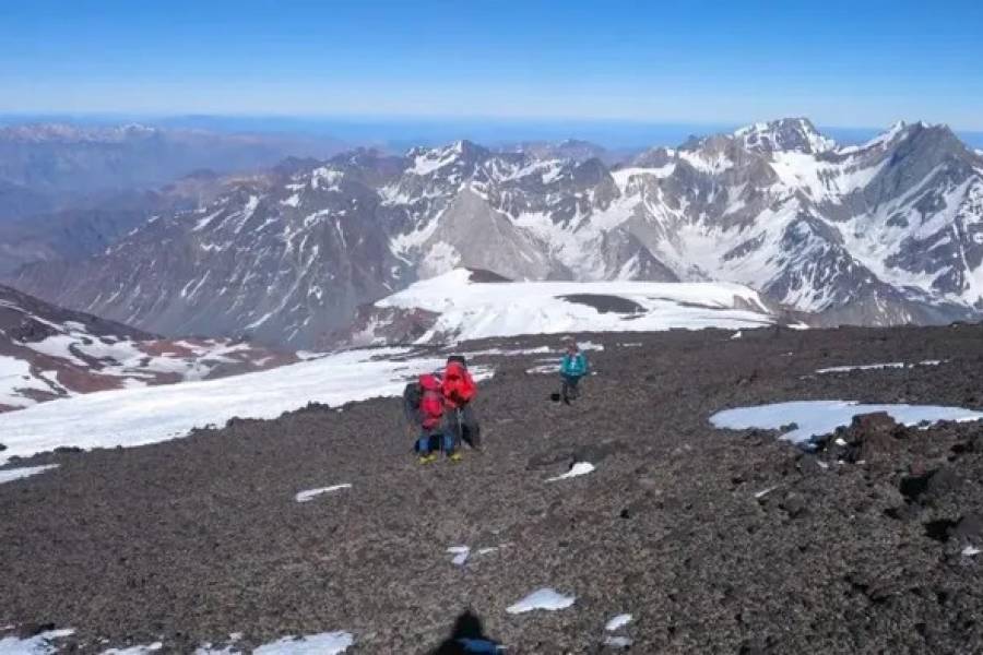 Buscan a tres andinistas argentinos que participaban de una expedición en la Cordillera
