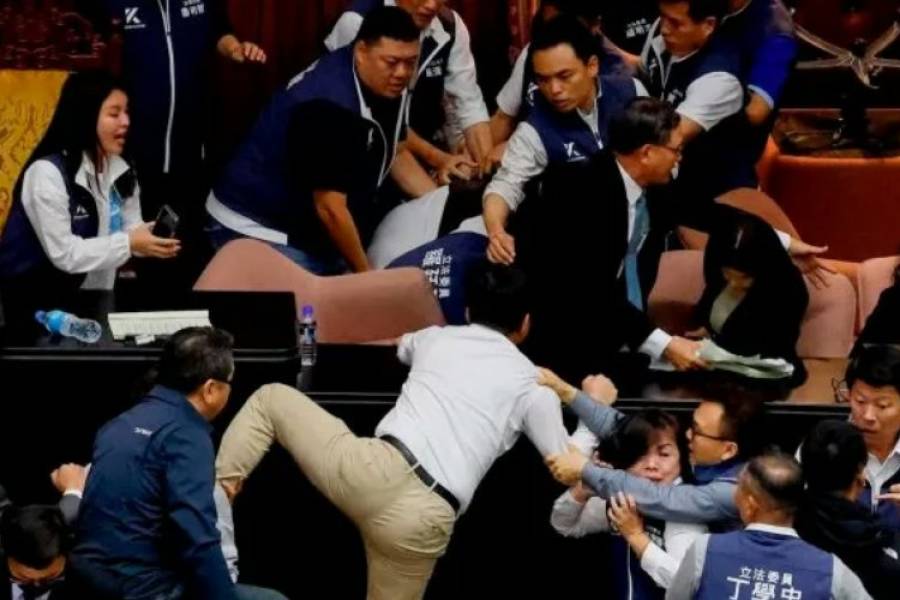 Escándalo en el Parlamento de Taiwán: un legislador robó un proyecto de ley y escapó corriendo